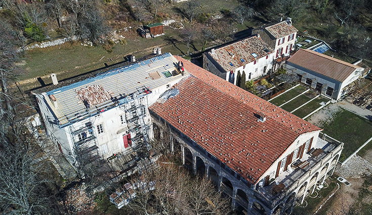 Rénovation de la toiture d'un domaine avec Triso-Toiture (06)